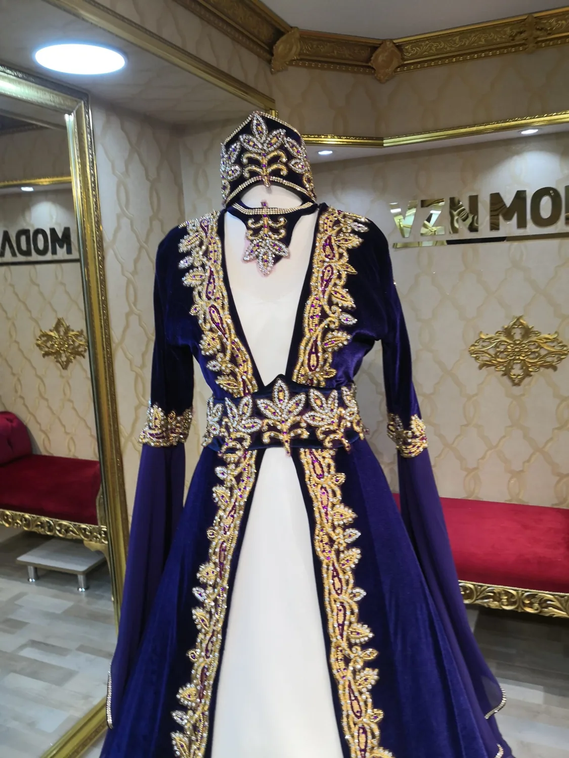 قفطان حنة مخمل بنفسجي بتطريز ذهبي على الحواف - صورة 2