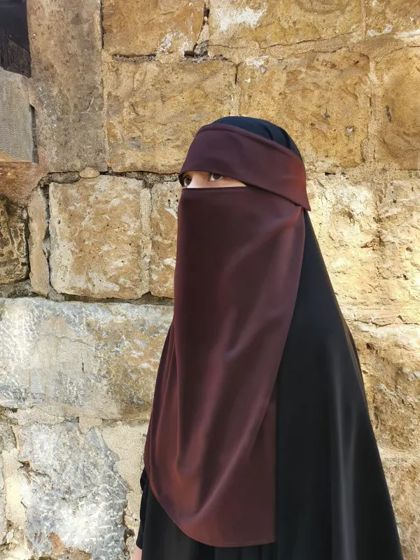 نقاب طبقة واحدة بأربطة بني
