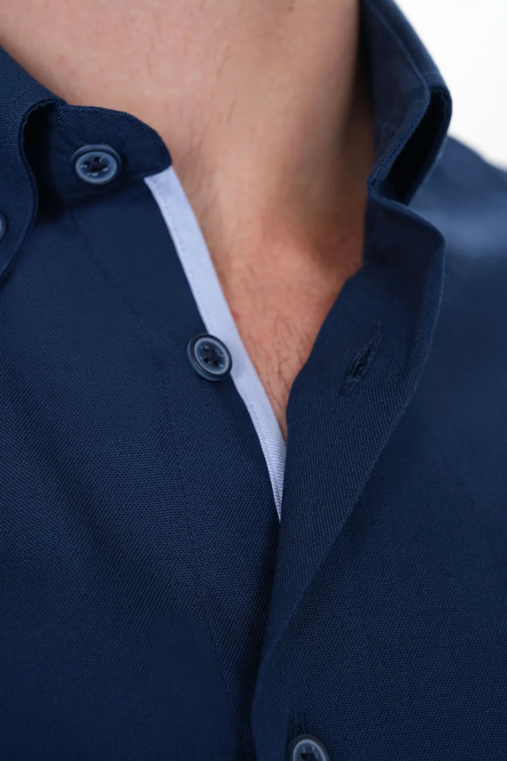 قميص أكسفورد رجالي سادة بقصة ضيقة من القطن لون كحلي - صورة 3