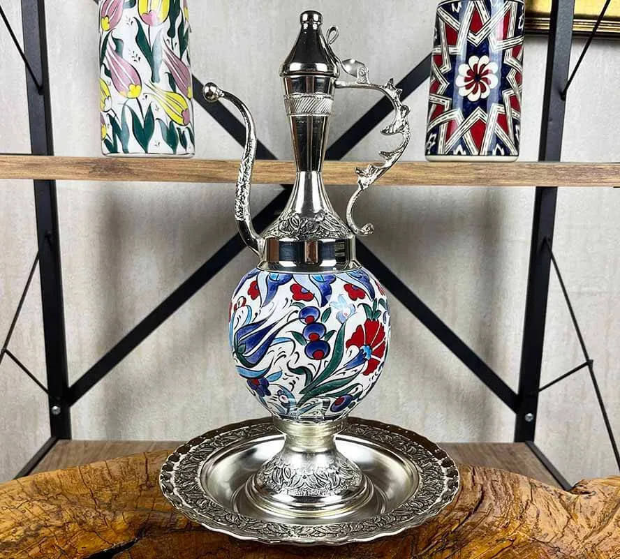 إبريق إزنيك بغطاء معدني فضي مع صينية