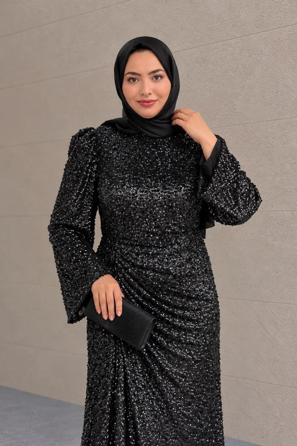 فستان سهرة أسود لامع للمقاسات الكبيرة بلفة جانبية - صورة 2