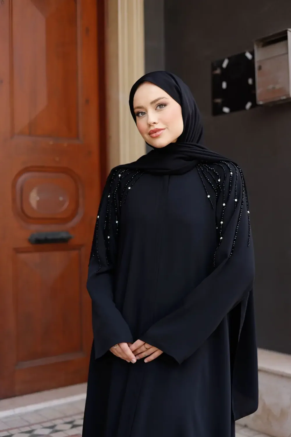 عباءة حرير دبي سوداء بتطريز كريستال على الكتفين - صورة 2