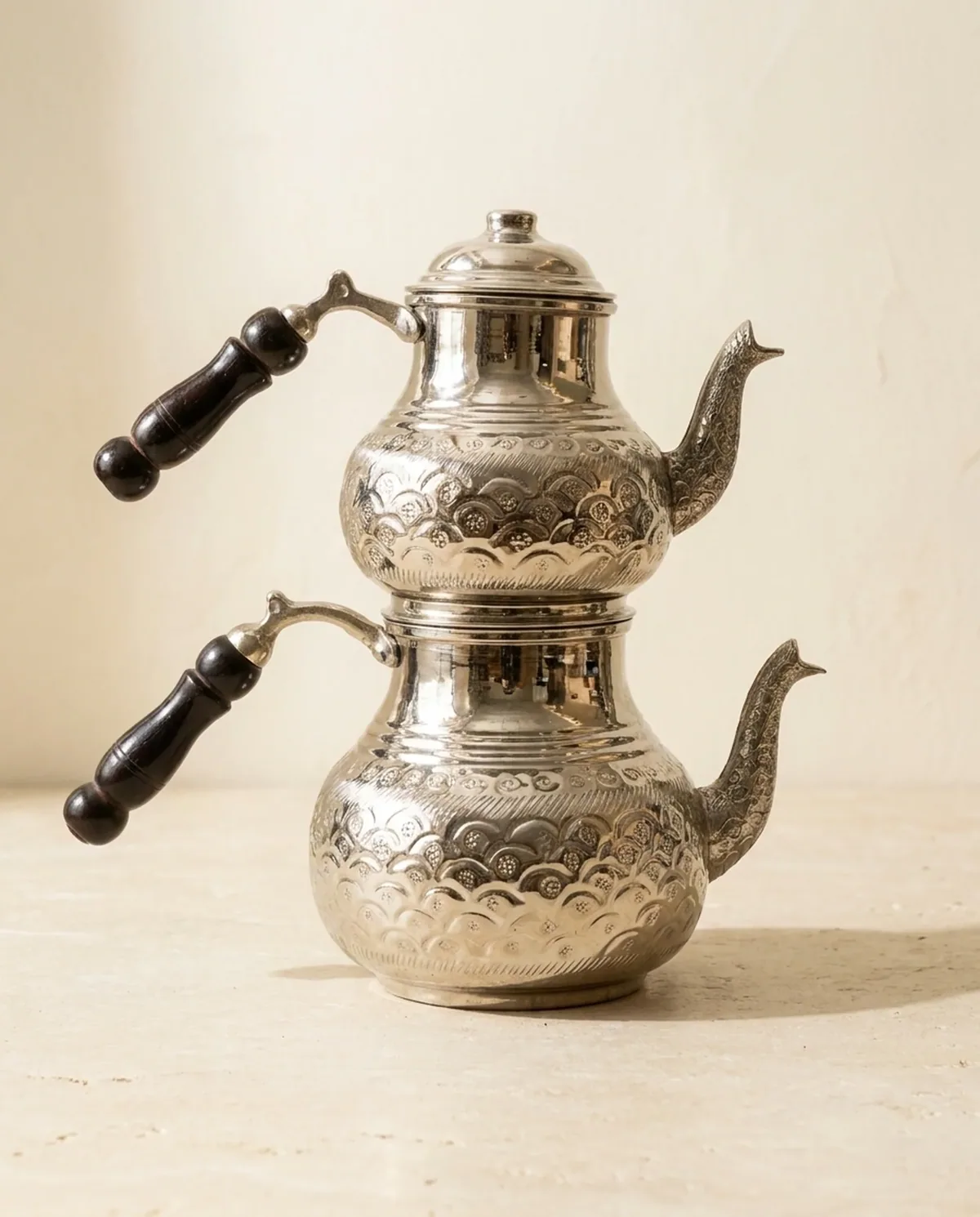 إبريق شاي نحاسي فضي اللون بنقش أقواس وزهور