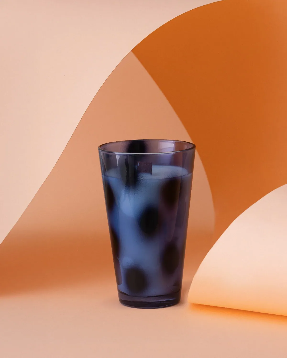 شمعة معطرة بعطر المطر في كأس أزرق منقط