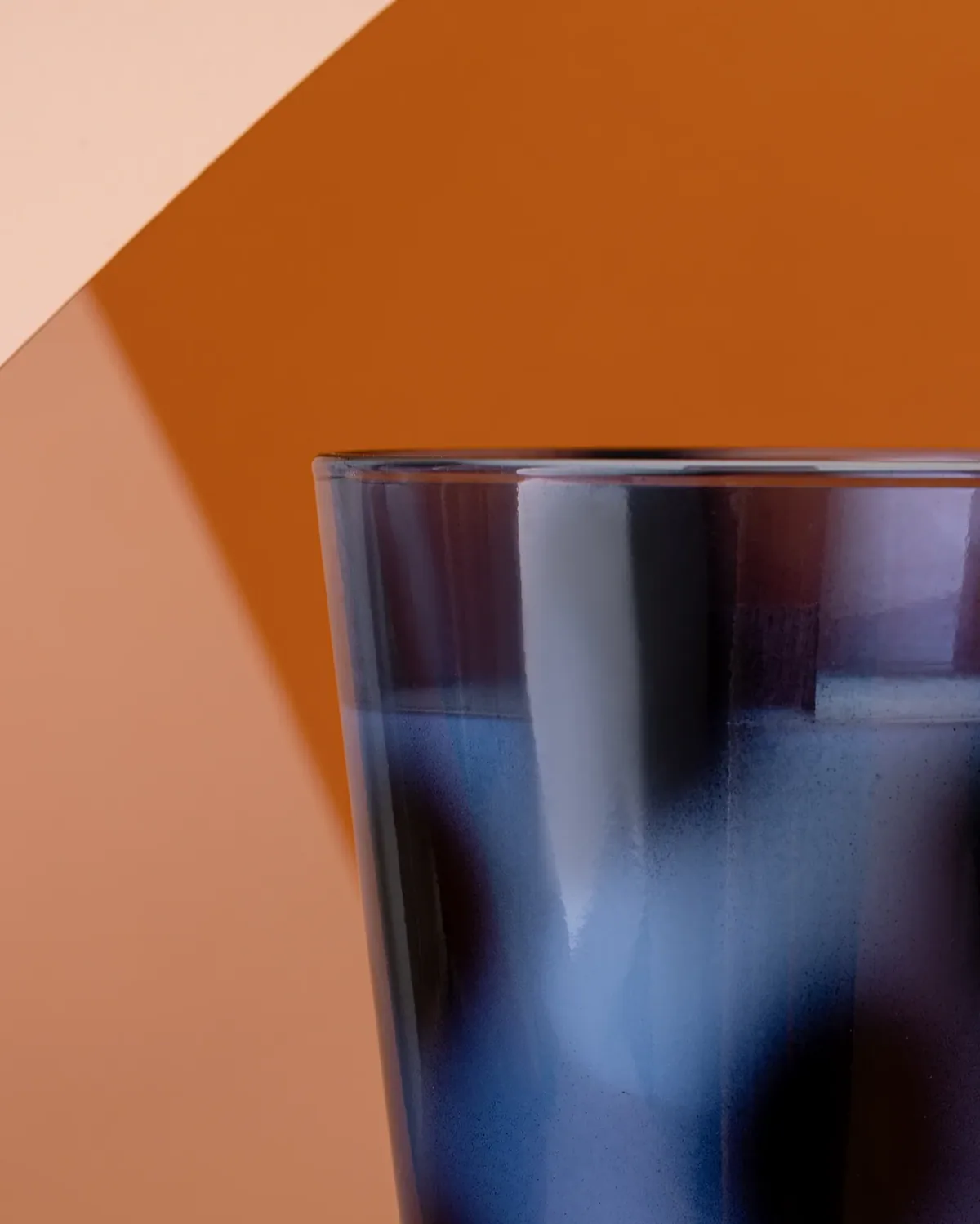 شمعة معطرة بعطر المطر في كأس أزرق منقط - صورة 2