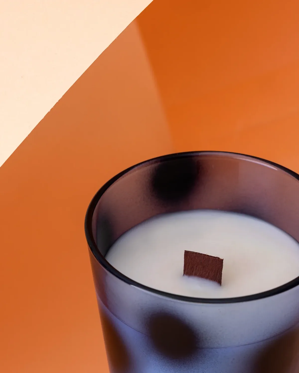 شمعة معطرة بعطر المطر في كأس أزرق منقط - صورة 3