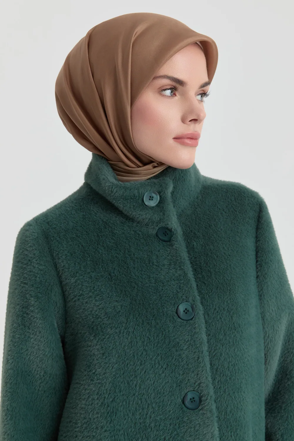 معطف بياقة عالية أخضر زمردي