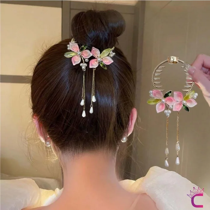 توكة شعر معدنية بلون ذهبي بزهور وردية وخضراء ولآلئ متدلية - صورة 2