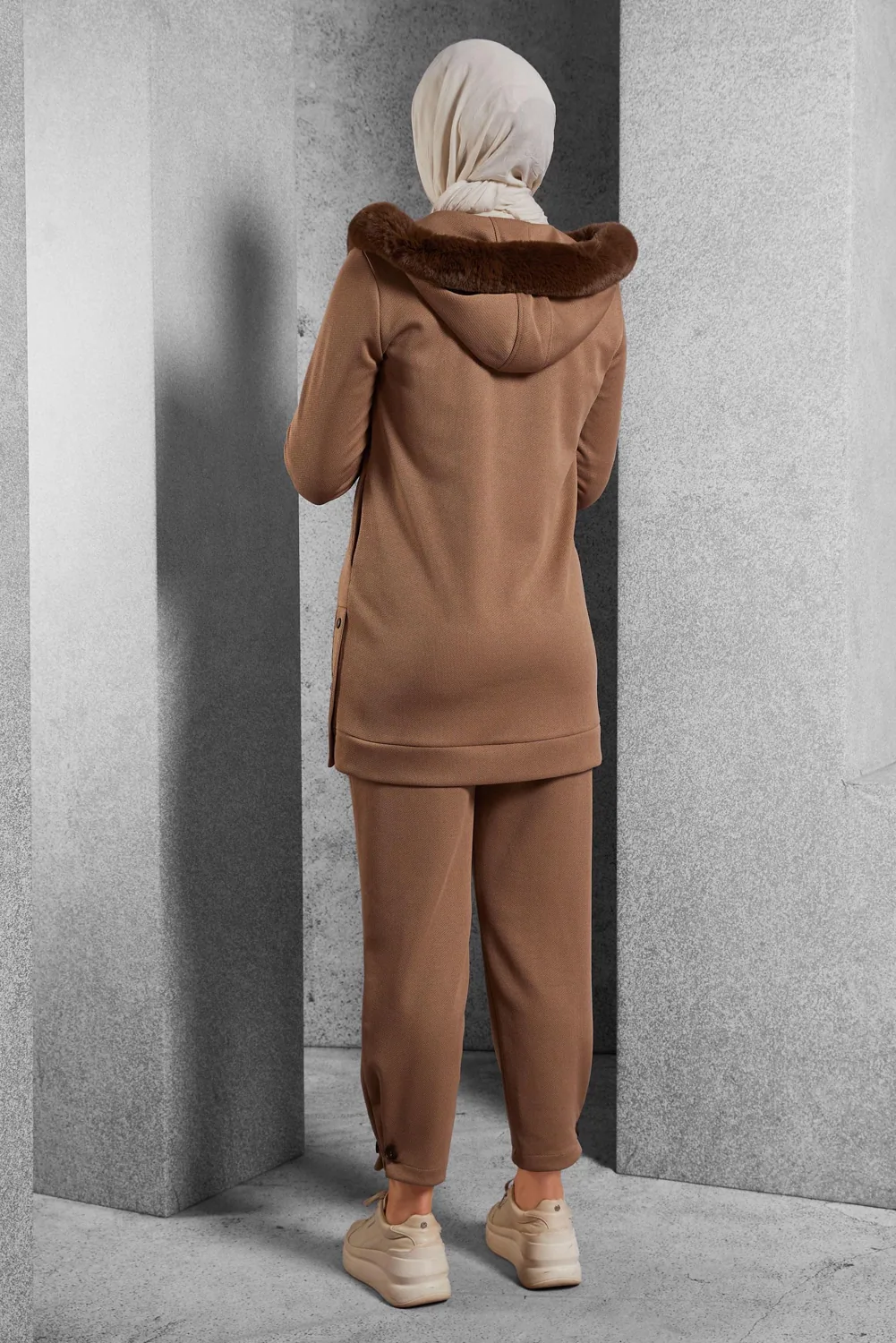 طقم ترينينغ محجبات بني مضلع بقلنسوة فرو - صورة 3