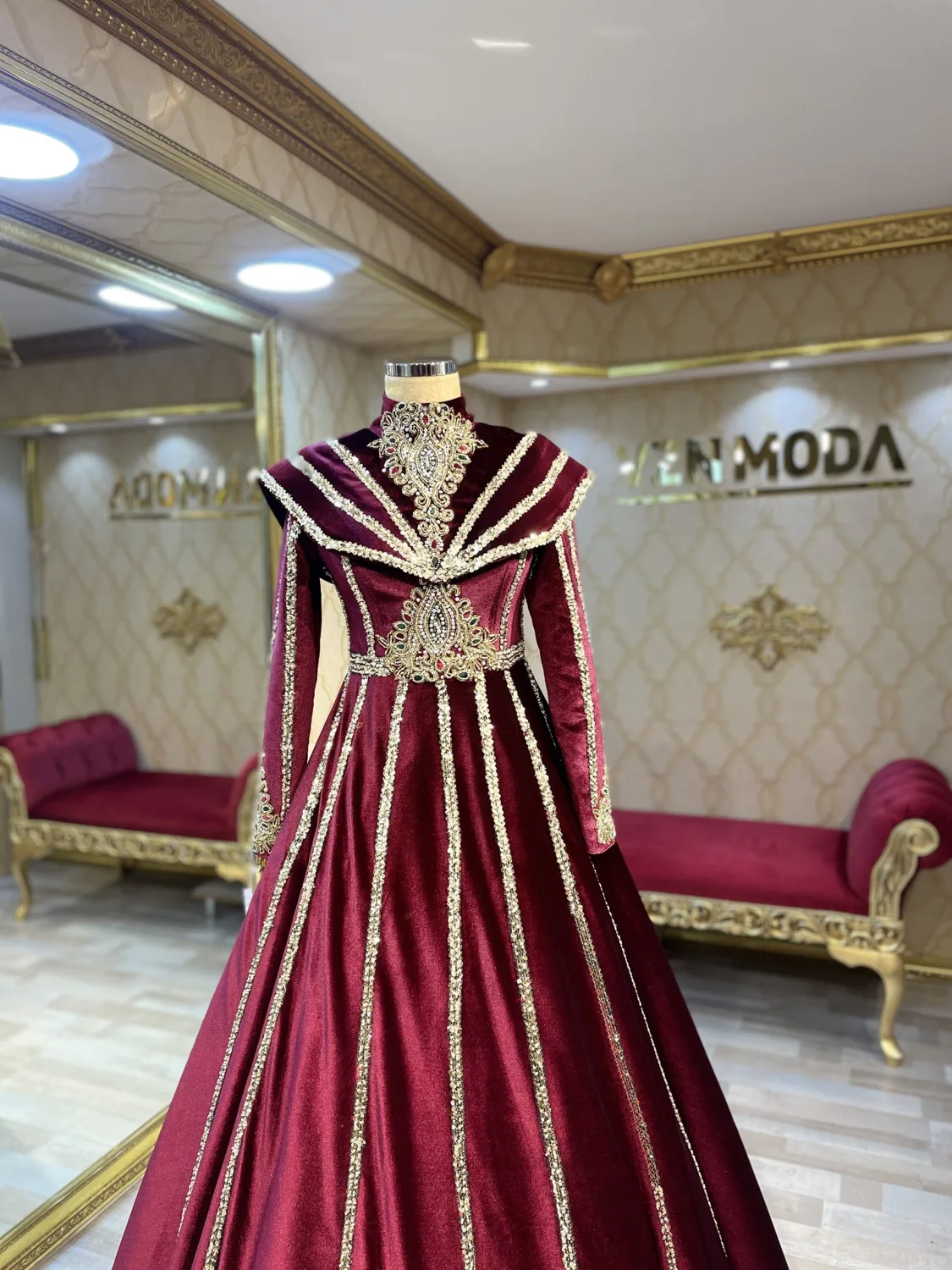 قفطان مخملي عنابي بياقة مخططة وتنورة مكسرة - صورة 3