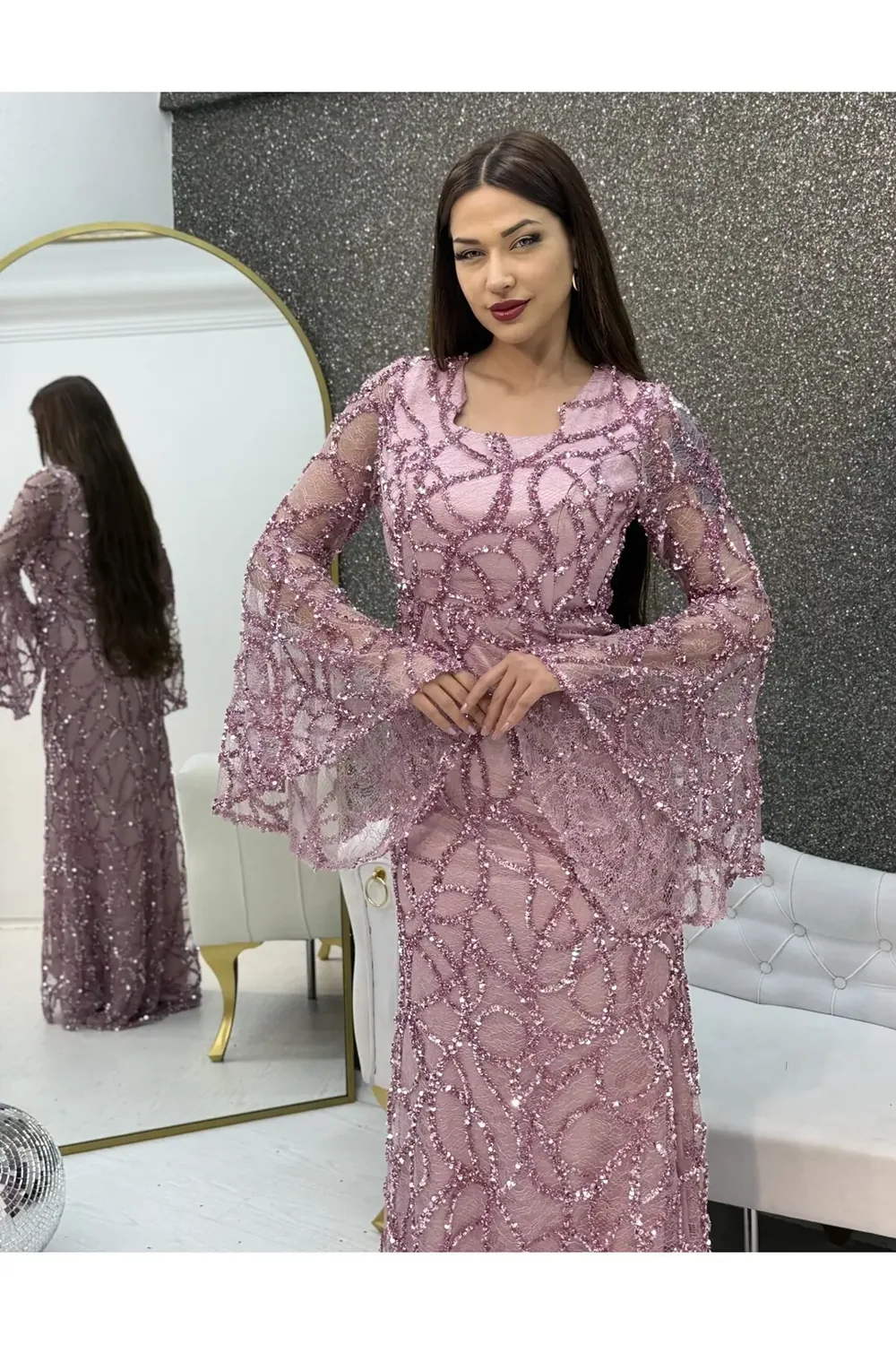 فستان سهرة وردي بالترتر وأكمام جرسية واسعة - صورة 4