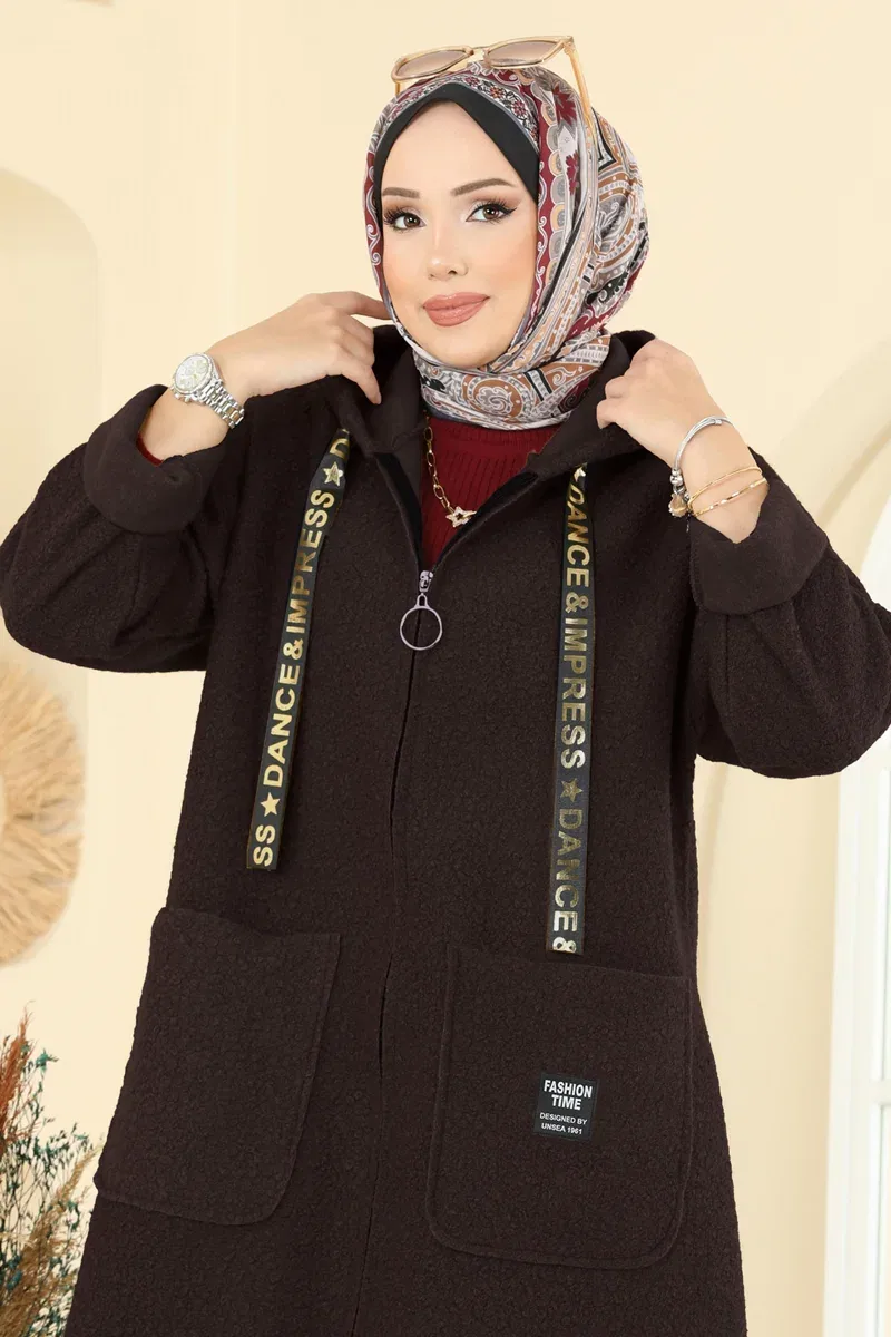 كاب من الفرو الناعم بقلنسوة كبيرة بلون بني - صورة 3
