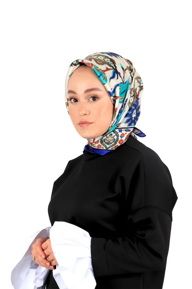 إيشارب حرير سورا أزرق وكريمي بنقش أفسس 90×90 سم - صورة 2