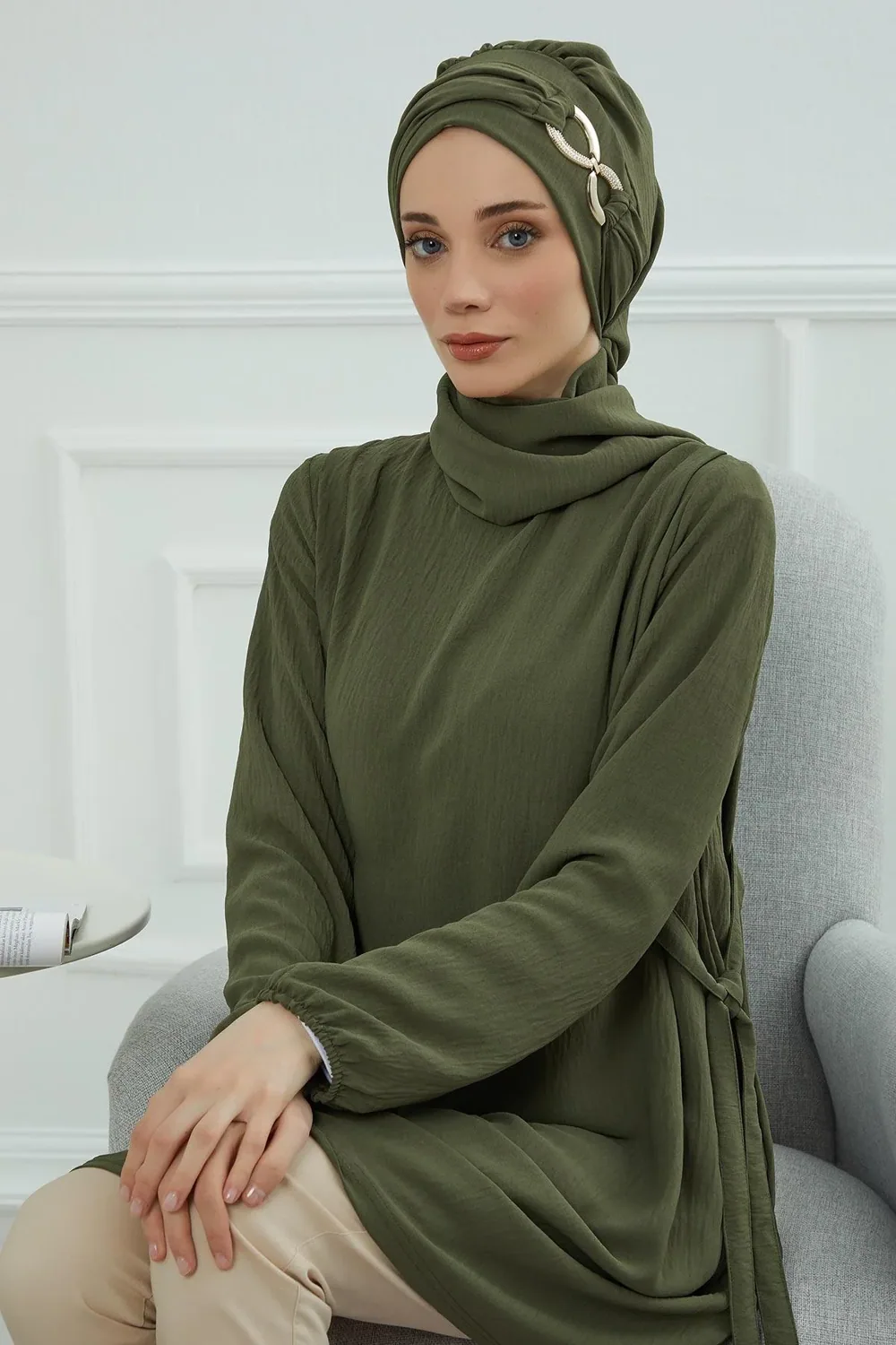 حجاب جاهز من الأيروبين بإكسسوار معدني - صورة 4