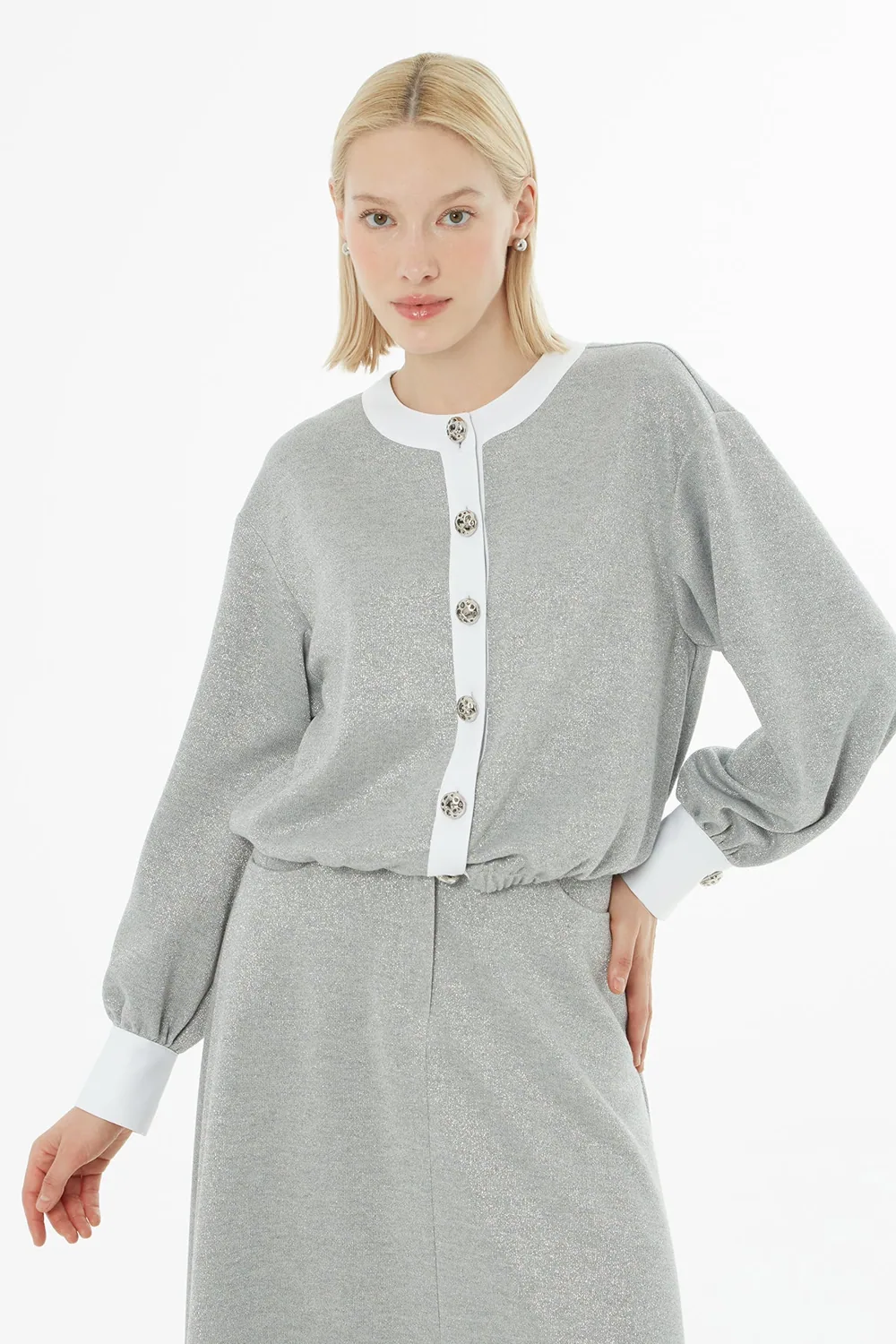 طقم جاكيت وتنورة ميدي أسود ورمادي - صورة 2