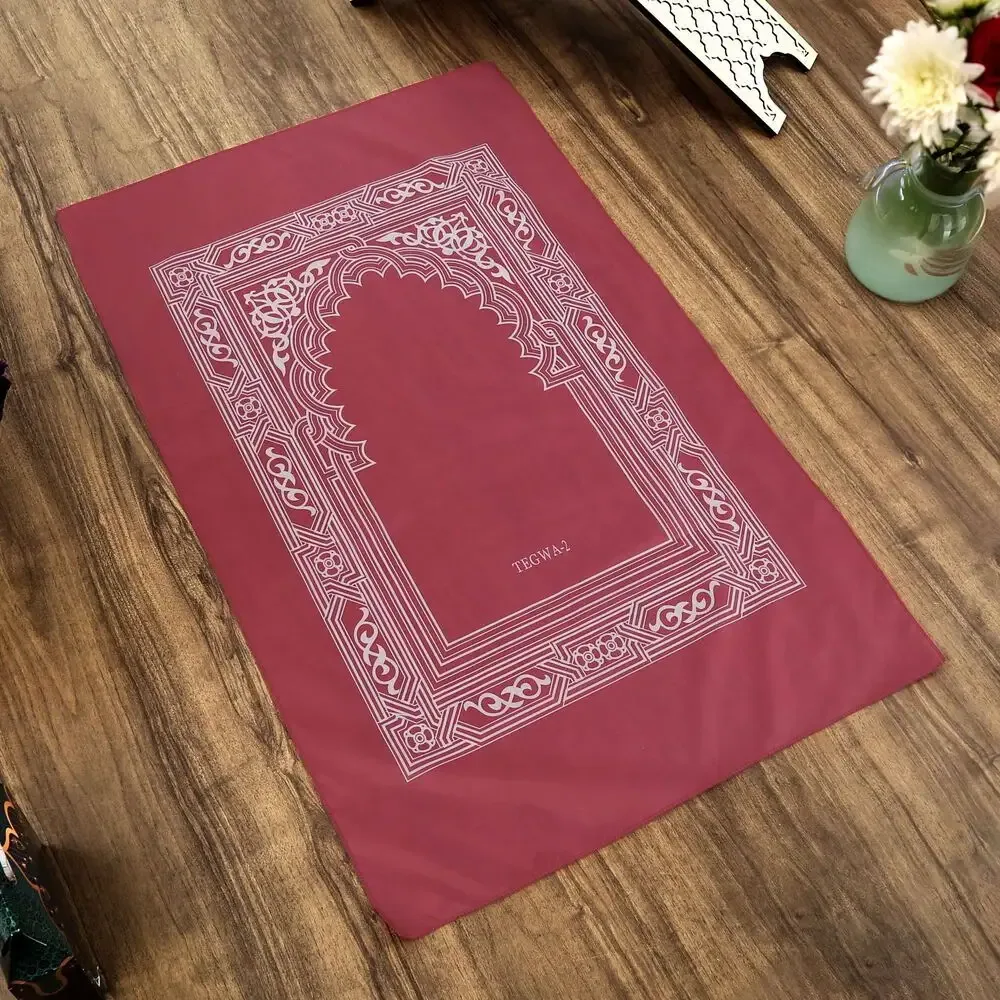 سجادة صلاة خفيفة للجيب عنابية