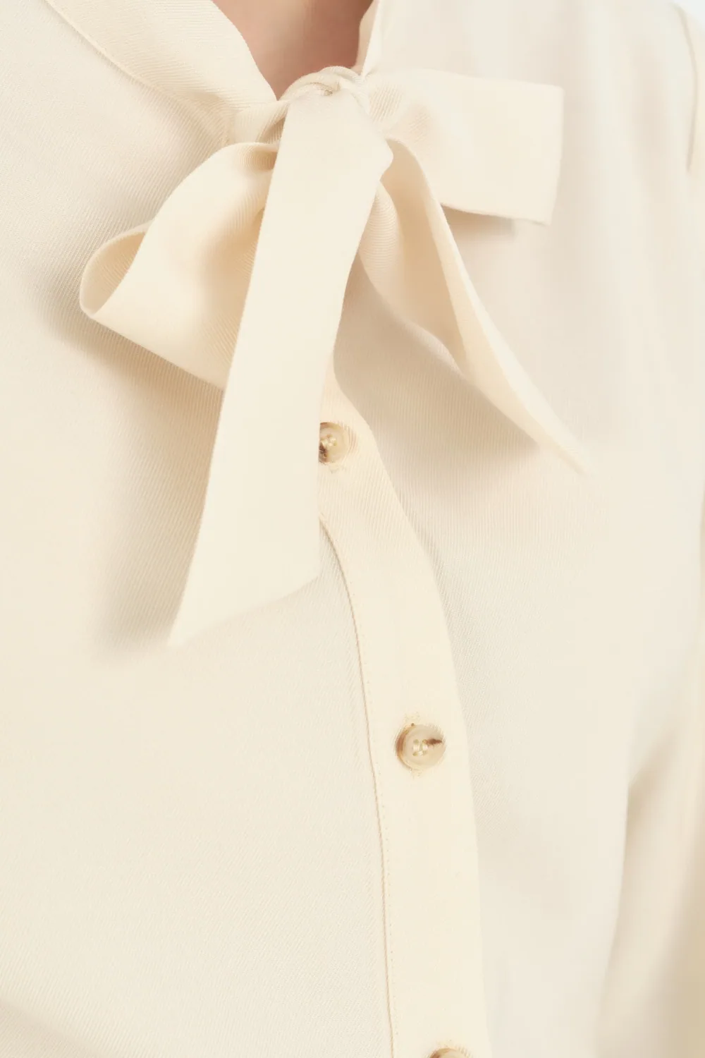 قميص تنسل كريمي بياقة تُعقد كفيونكة - صورة 3