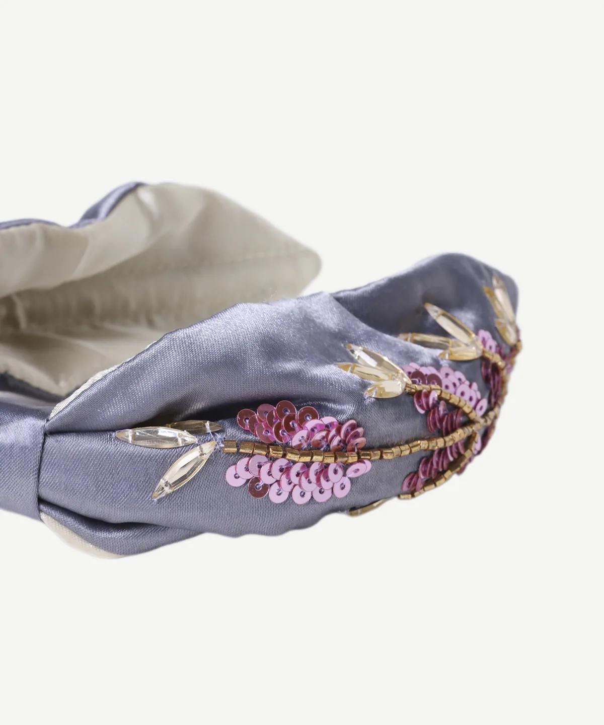 طوق شعر ساتان رمادي بتطريز وردي - صورة 2