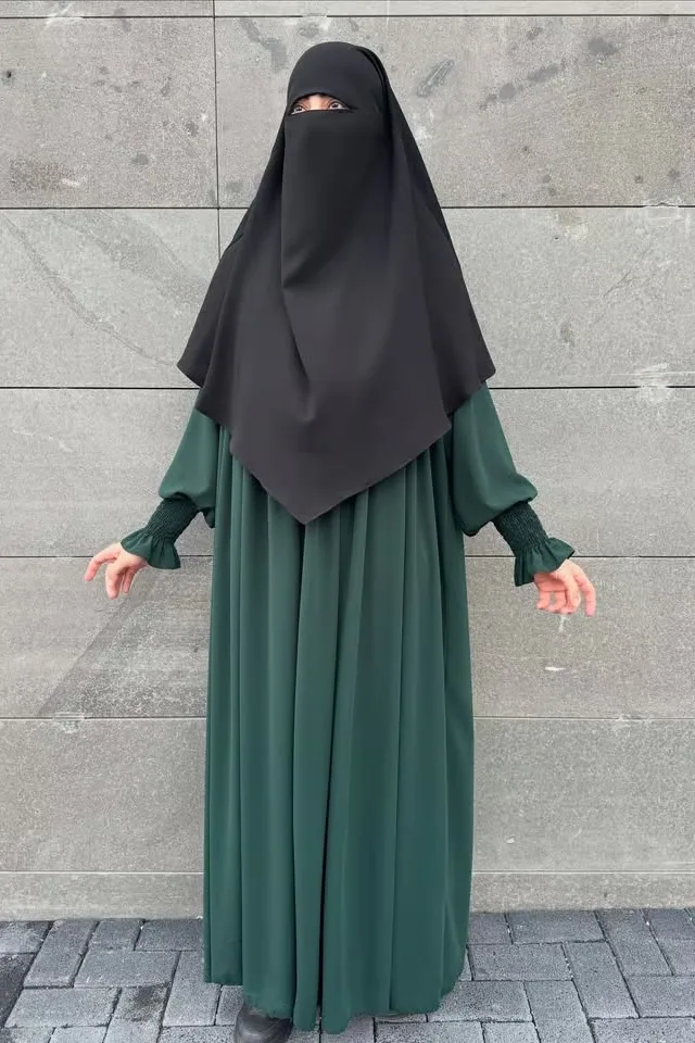 خمار قصير بطبقة واحدة ونقاب أسود