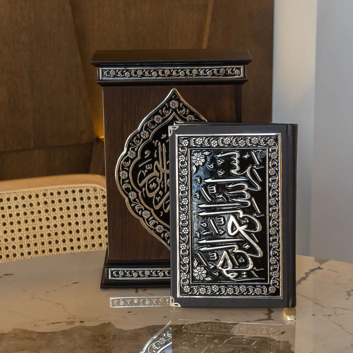 علبة مصحف خشبية مطعمة بالفضة