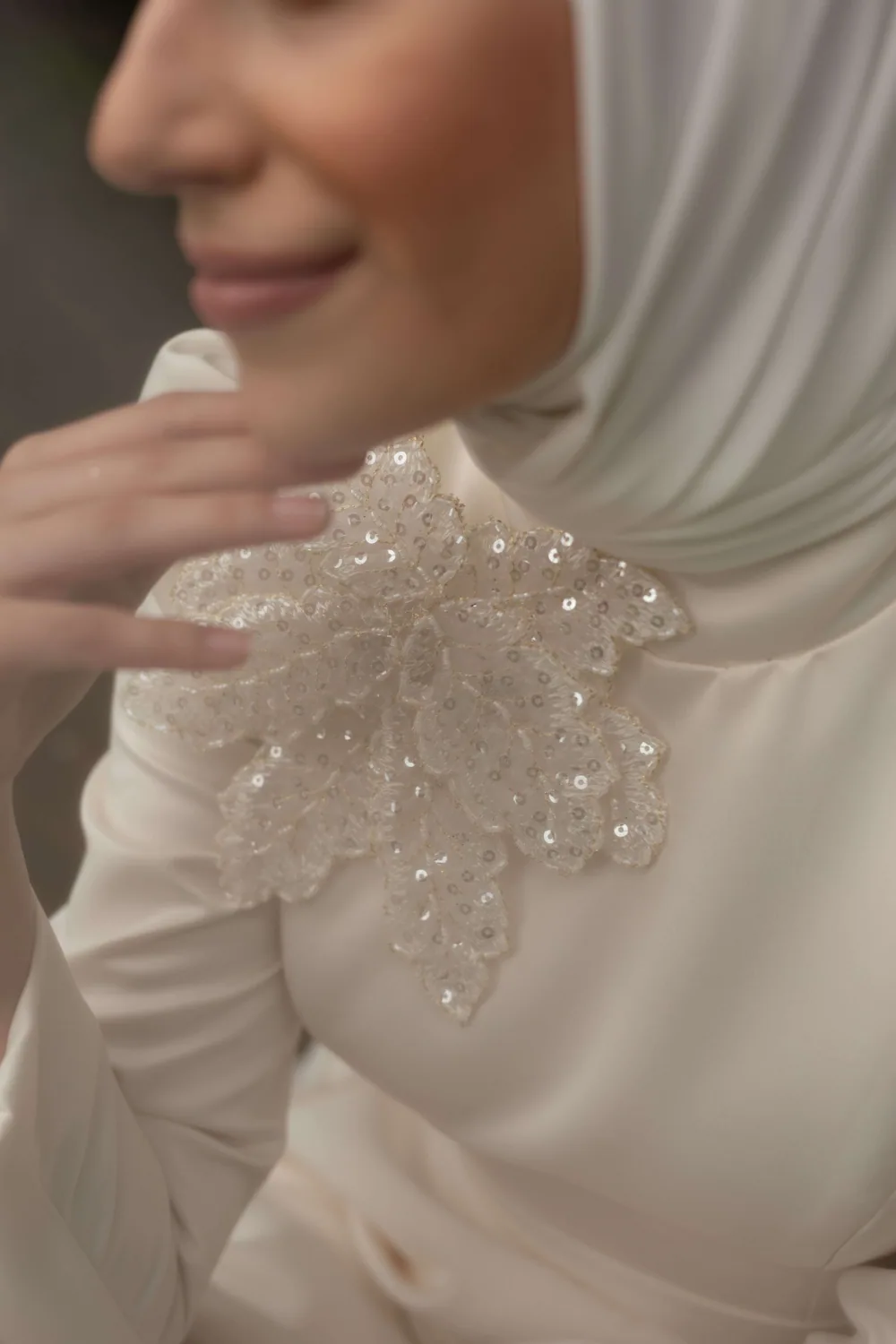 فستان زفاف فانيليا بزهور دانتيل على الكتفين - صورة 2