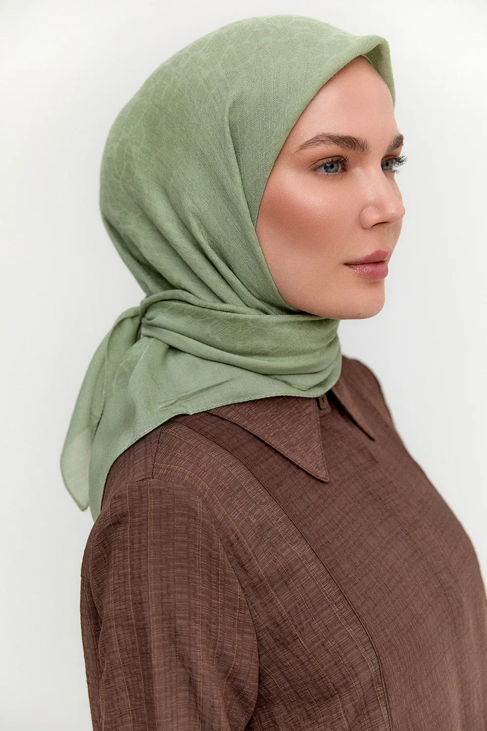 إيشارب نايا بنقشة نسيجية