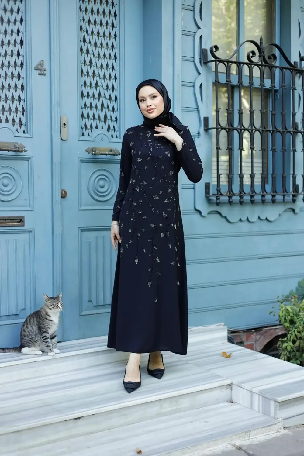 فستان كحلي بتطريز أوراق لامعة - صورة 4