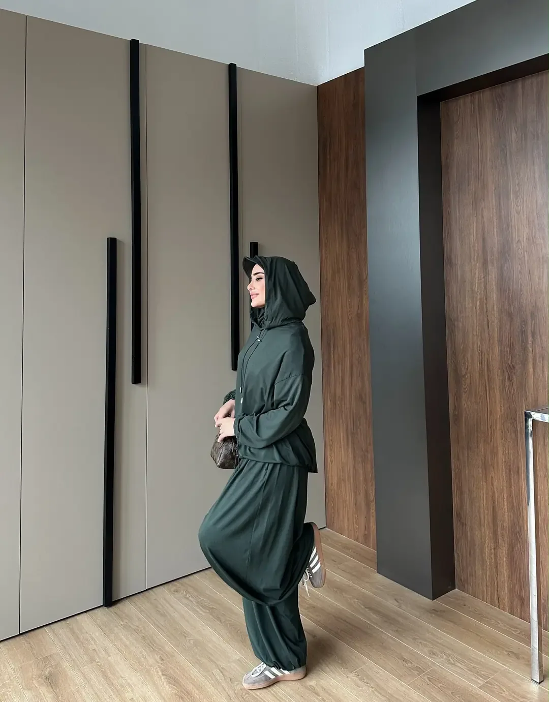 طقم رياضي زيتي بسروال بأطراف مشدودة - صورة 2