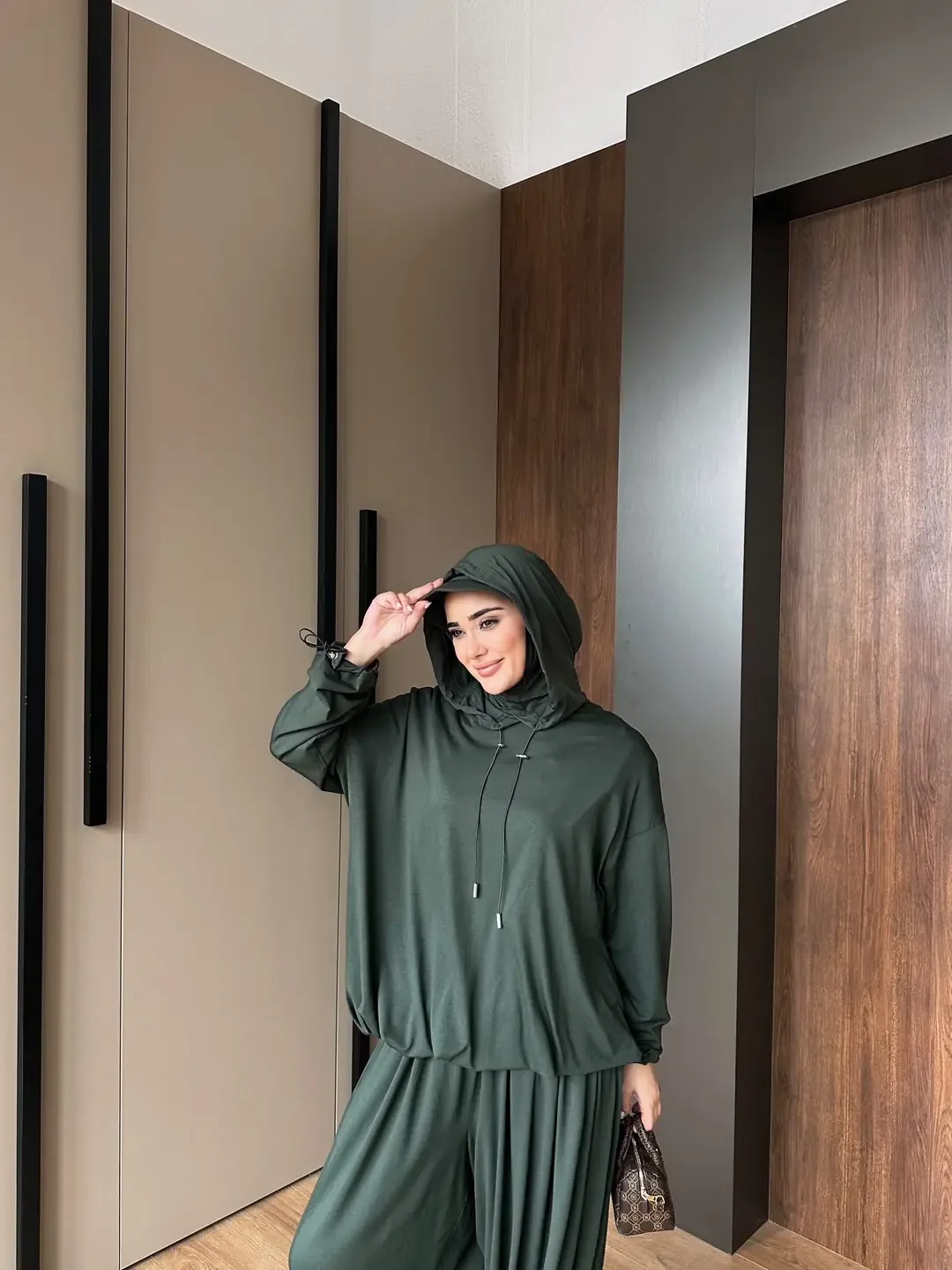 طقم رياضي زيتي بسروال بأطراف مشدودة - صورة 3
