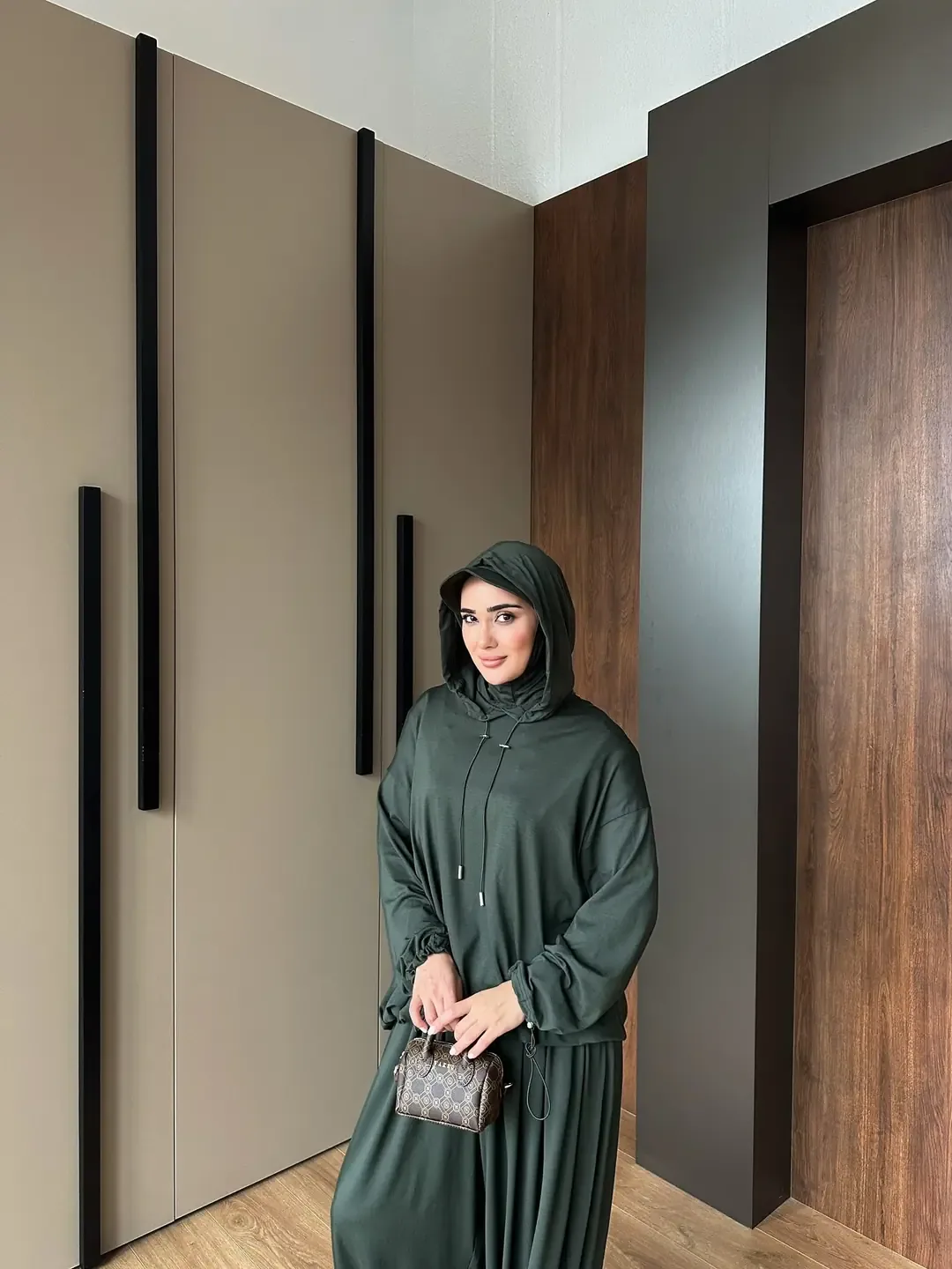 طقم رياضي زيتي بسروال بأطراف مشدودة - صورة 4