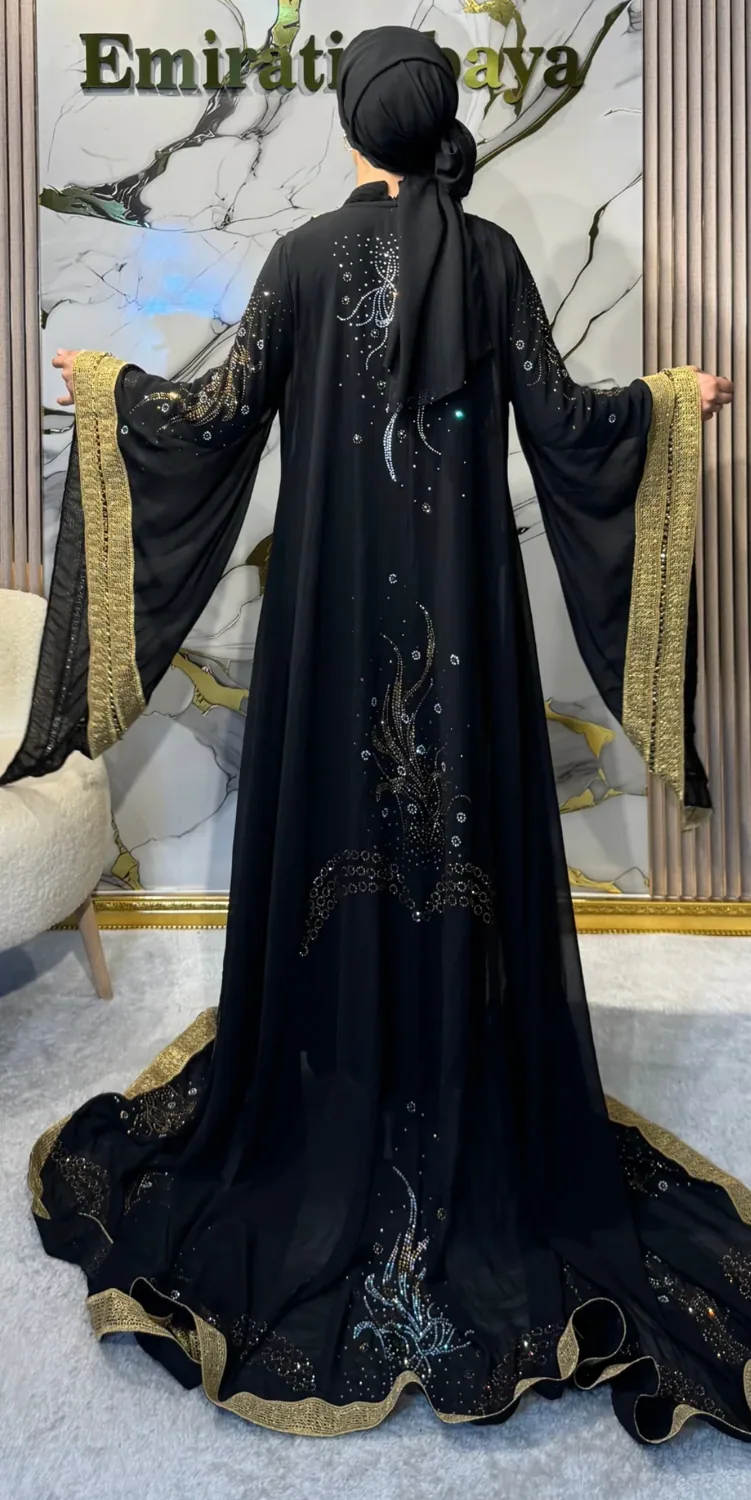 طقم سهرة أسود بشرائط ذهبية مرصعة - صورة 2