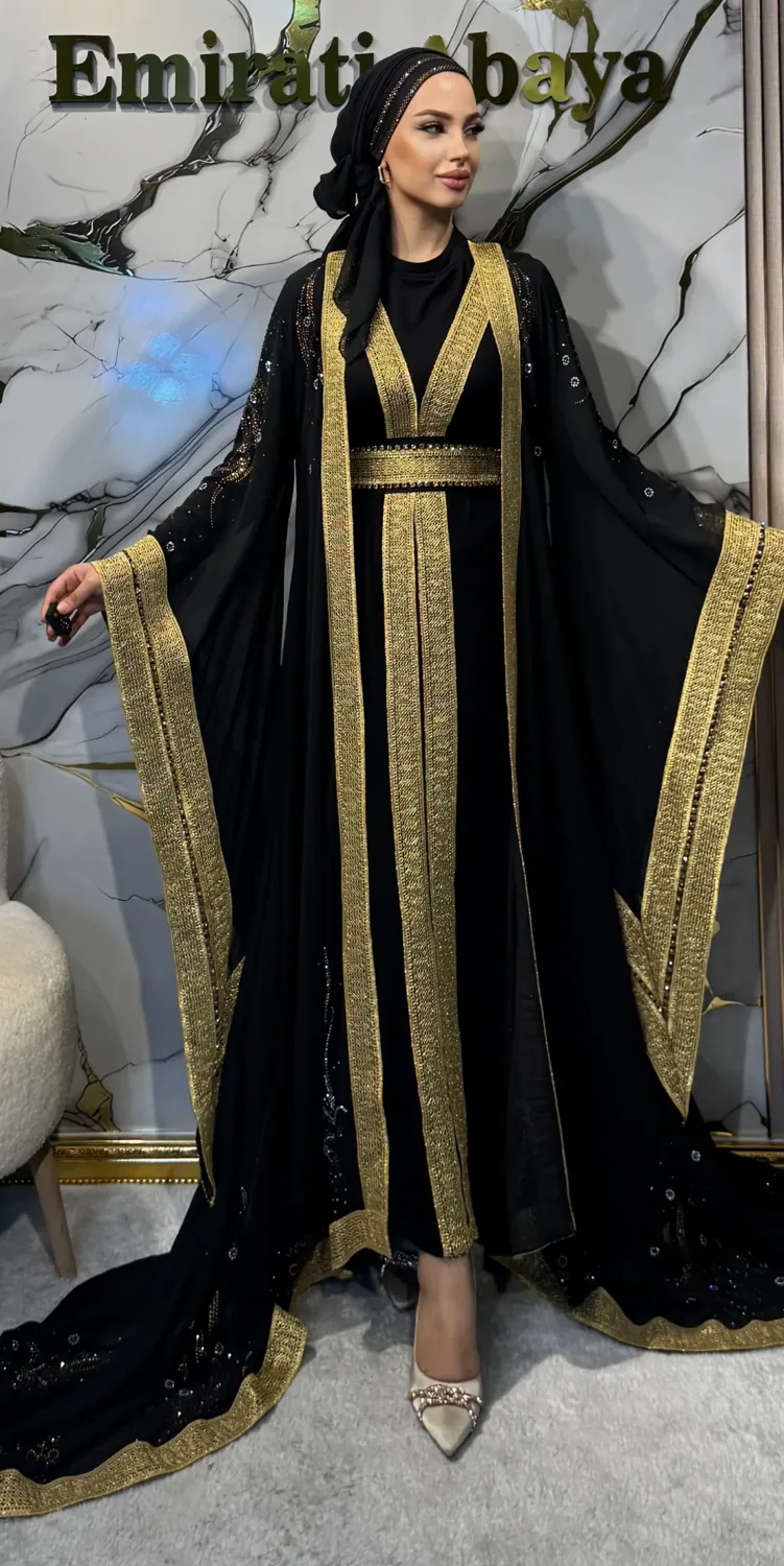 طقم سهرة أسود بشرائط ذهبية مرصعة - صورة 4