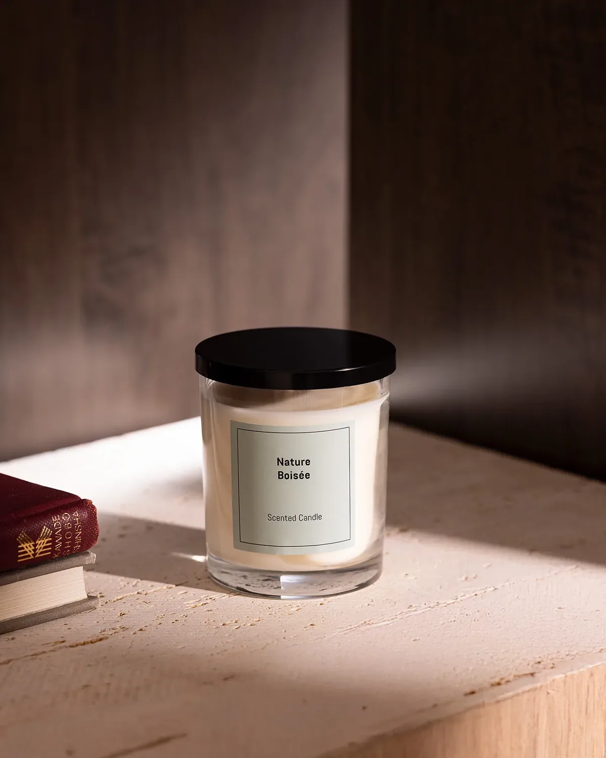 شمعة معطرة في برطمان زجاجي بغطاء أسود