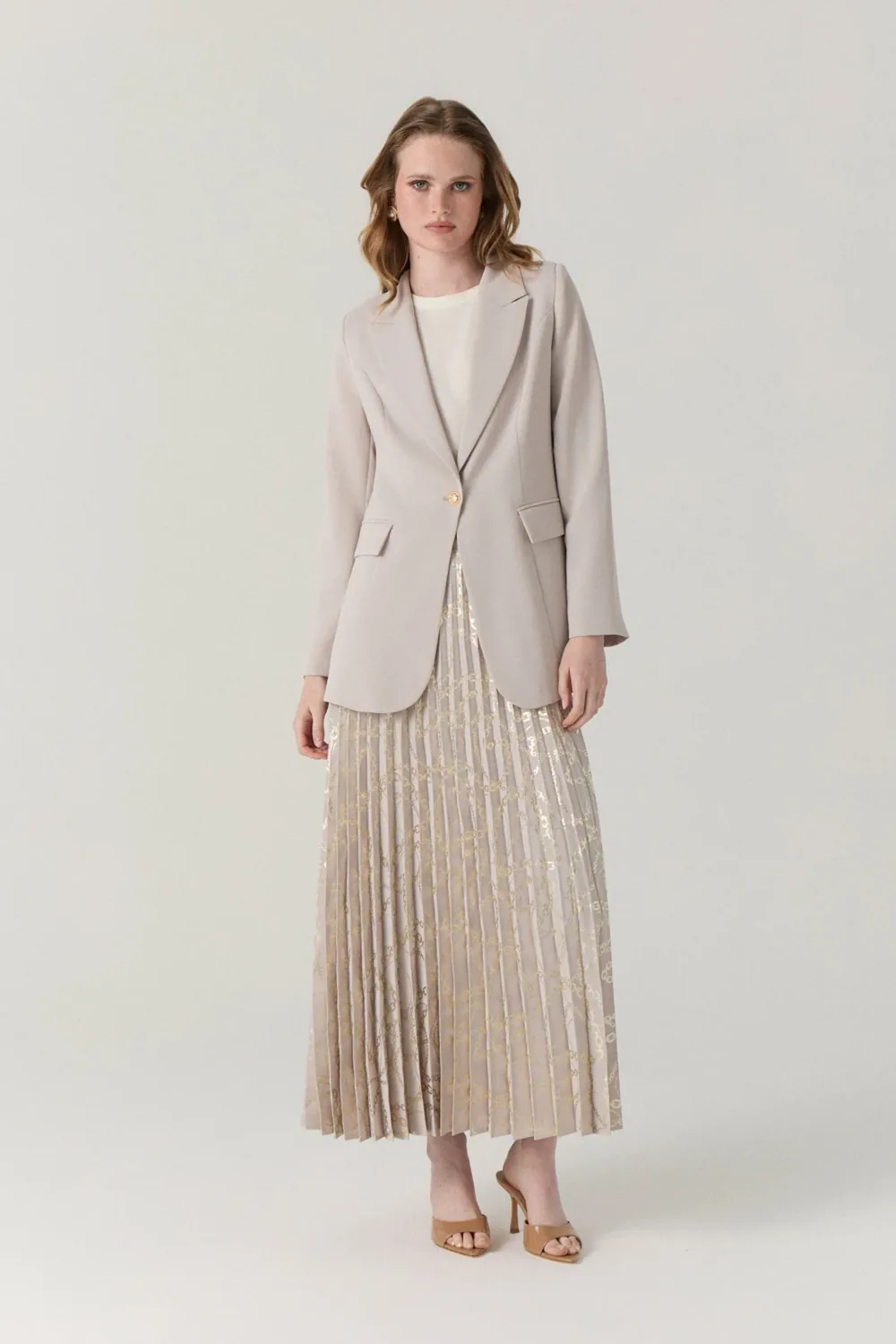 تنورة بيج بطيّات ونقشة سلاسل