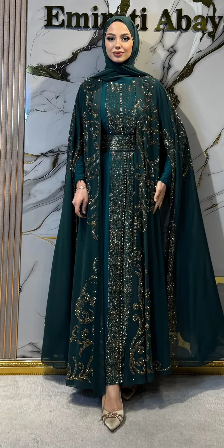طقم عباية من أربع قطع بأحجار ذهبية وأكمام كاب بلون أخضر