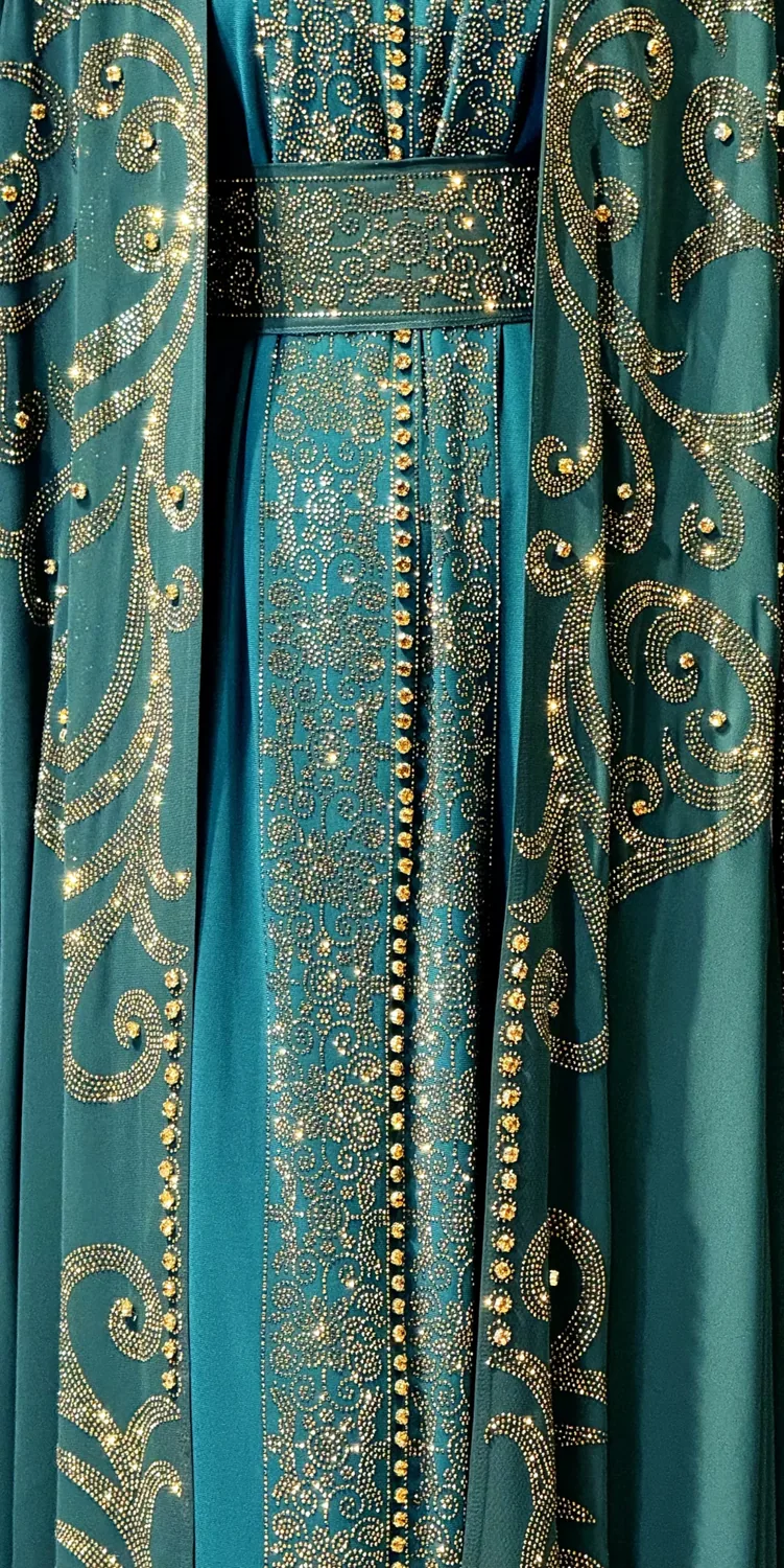 طقم عباية من أربع قطع بأحجار ذهبية وأكمام كاب بلون أخضر - صورة 4