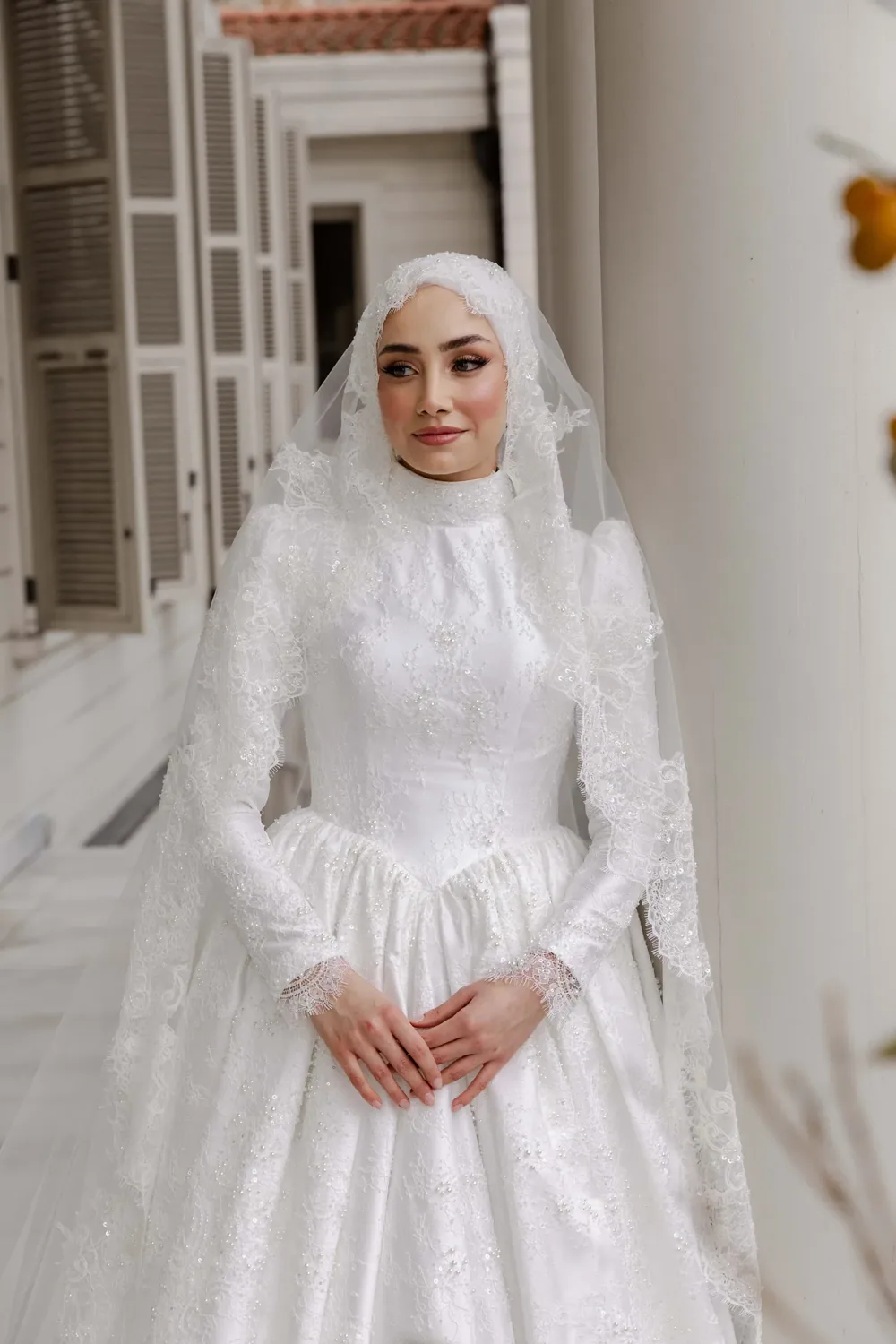 فستان زفاف محتشم بخصر مجسم وأكمام مزخرفة