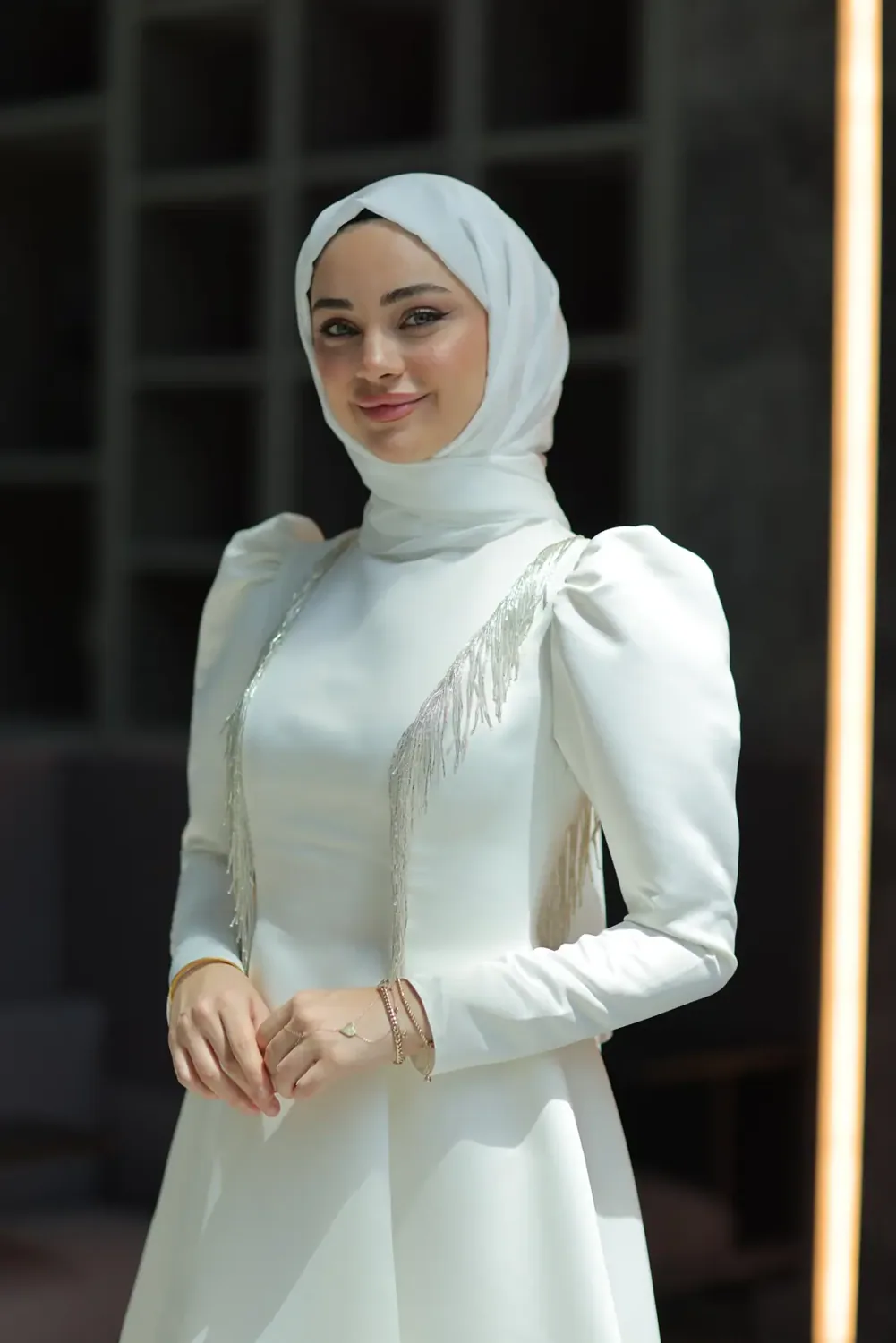فستان ملكة أبيض للمحجبات بشراشيب لؤلؤية على الكتف