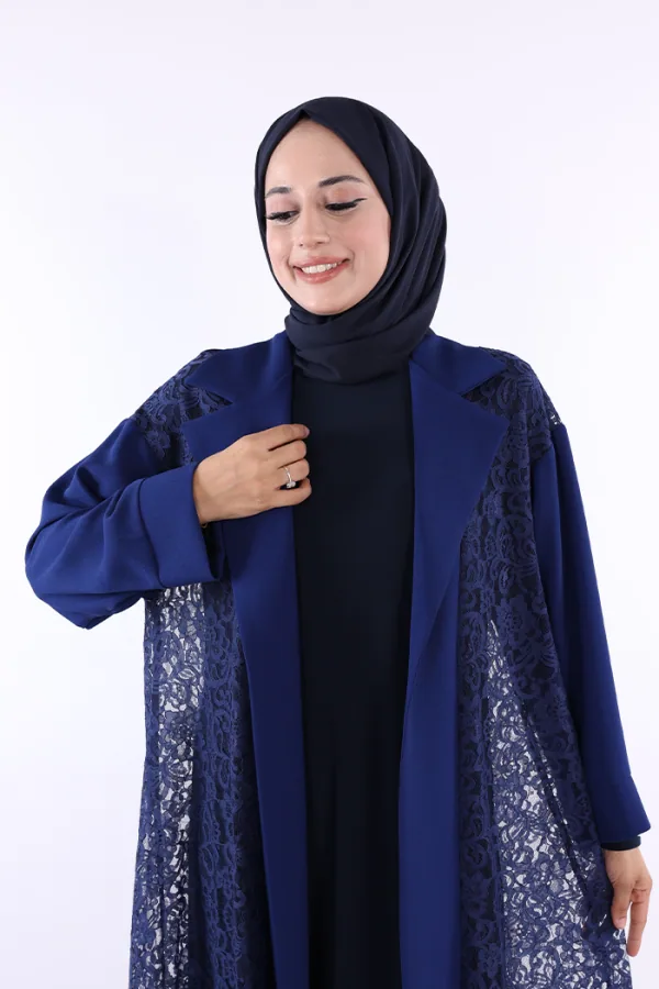 عباءة كريب كحلية بواجهة دانتيل غيبور وياقة - صورة 4