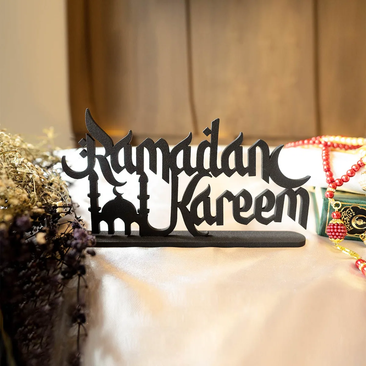 مجسم رمضان كريم أسود بصورة مساجد مصغرة