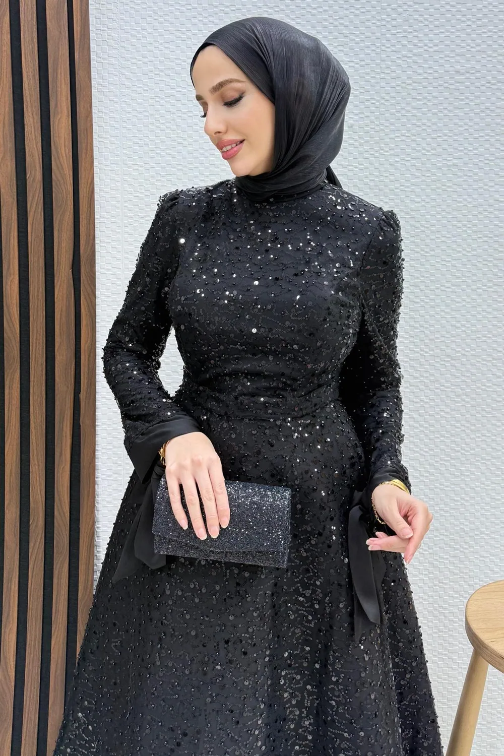 فستان سهرة أسود من التول بالترتر وحافة شراشيب لامعة - صورة 2