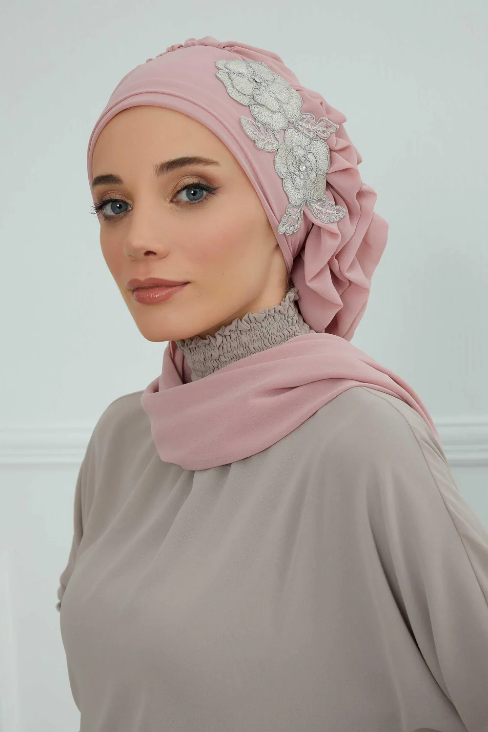 حجاب شيفون جاهز بكشكش جانبي وإكسسوار زهرة - صورة 4