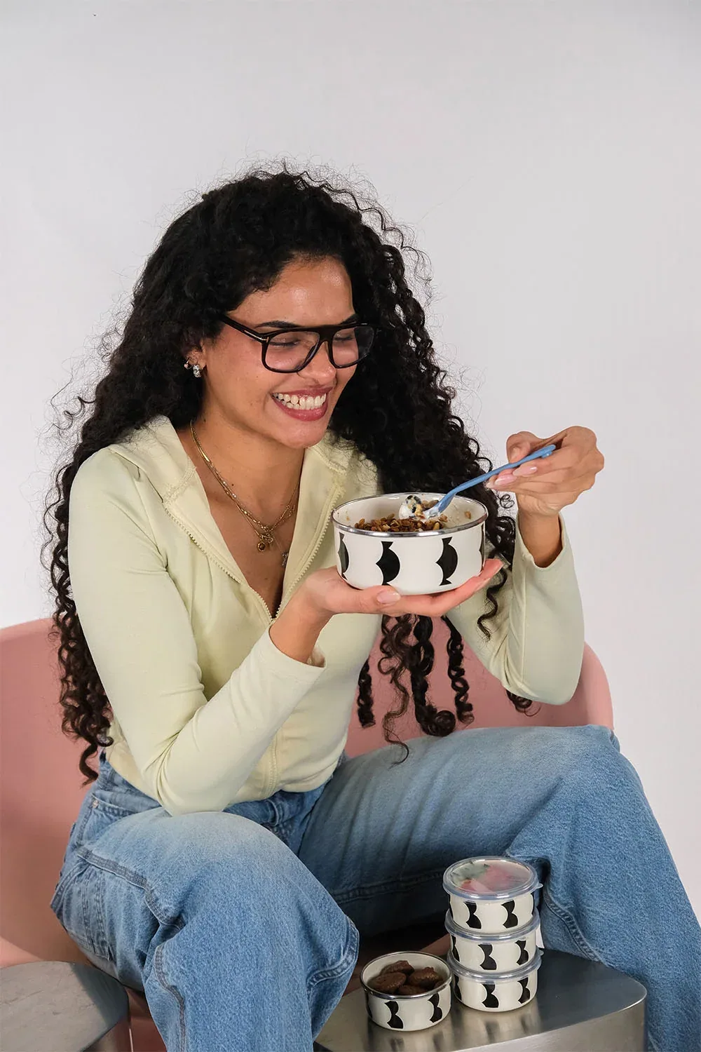 طقم غداء مينا بنقشة أبيض وأسود مع حقيبة معزولة