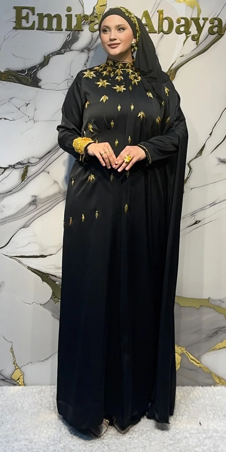 طقم عباية ساتان أسود بنجوم ذهبية على الكتفين