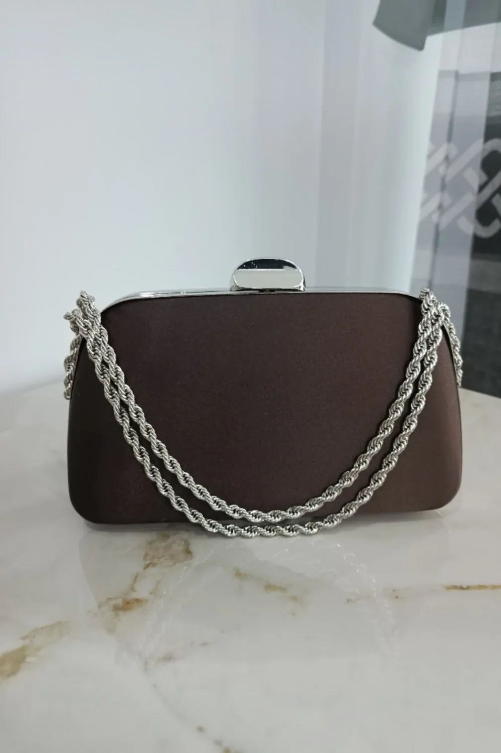 حقيبة سهرة ساتان بني داكن بمقبض سلسلة