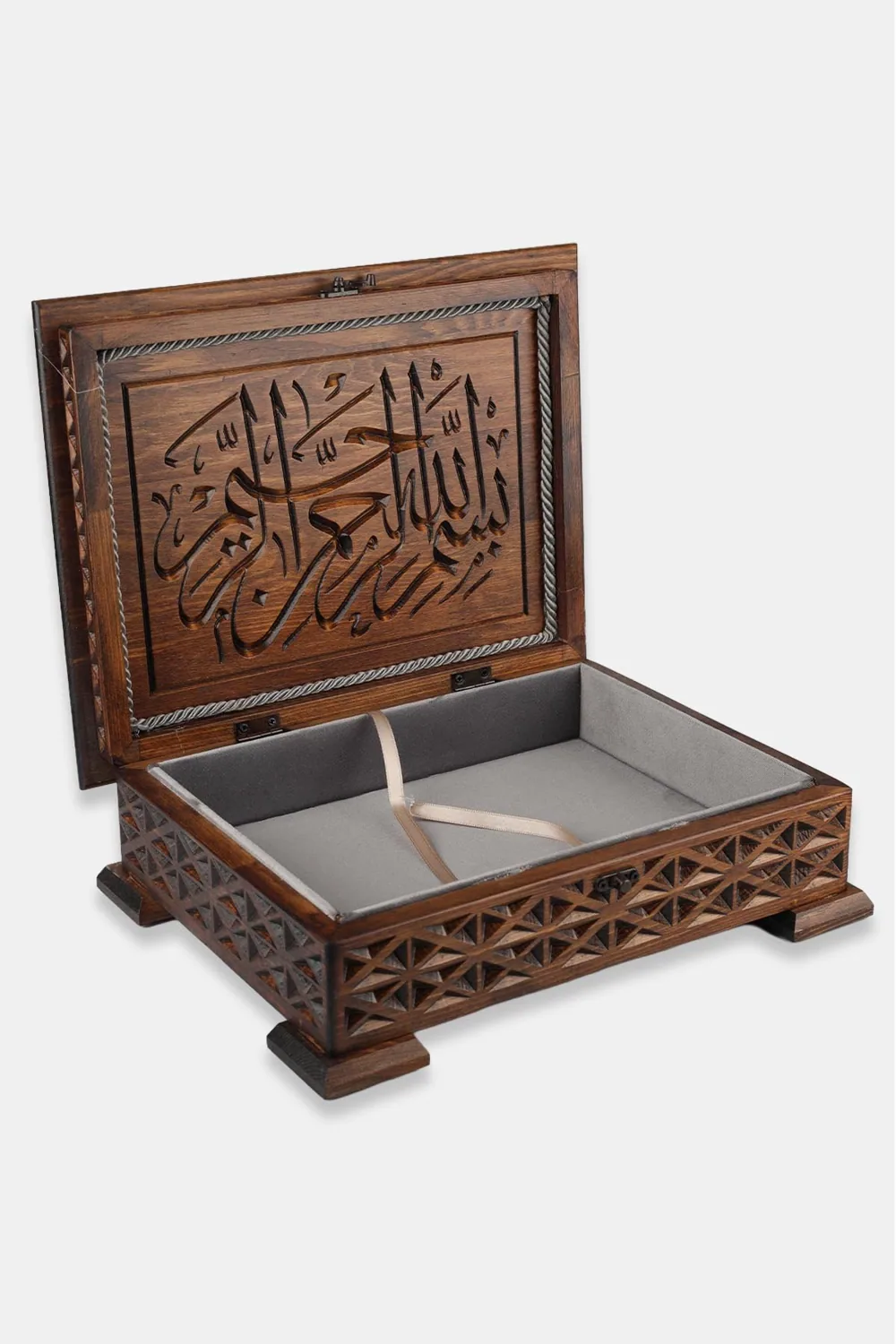 صندوق مصحف خشبي بغطاء محفور بالخط العربي