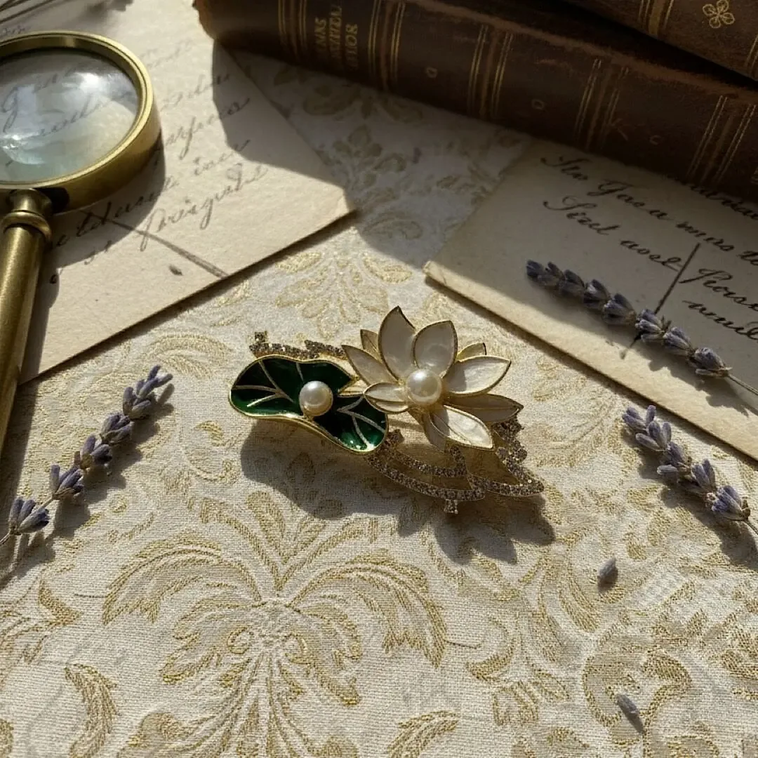 بروش نسائي بزهرة لوتس وخرز بمظهر اللؤلؤ