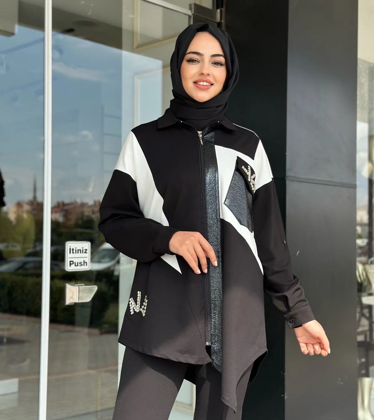 قميص غير متماثل بسحاب وتفاصيل جلد مجعد