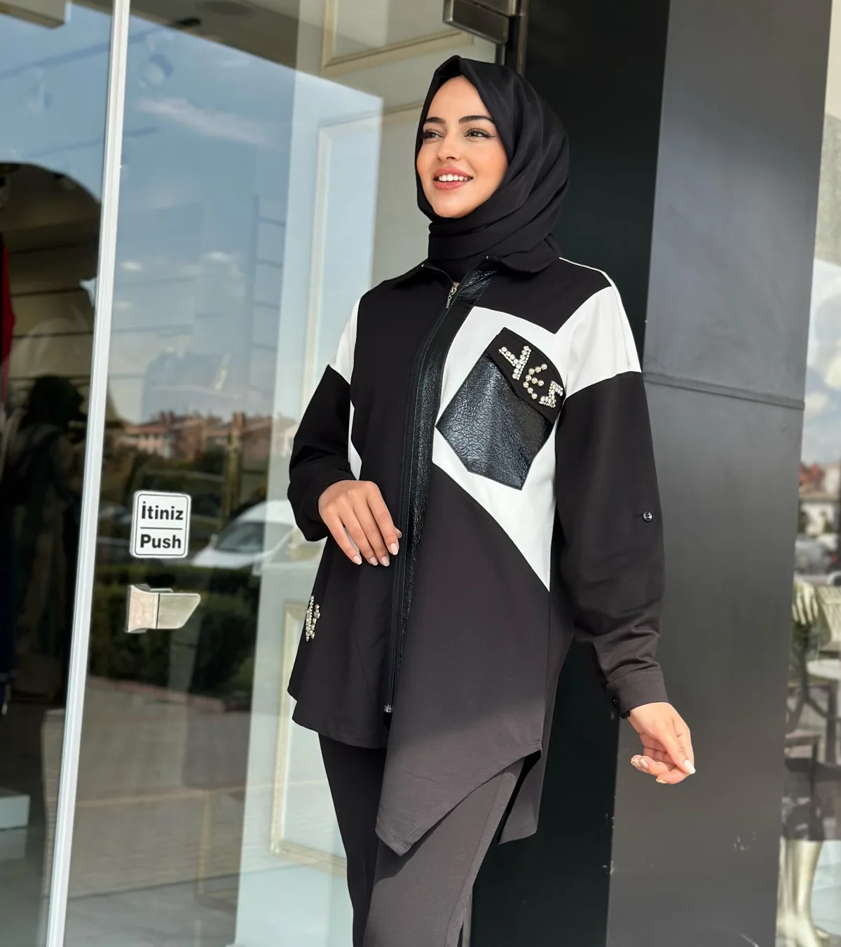 قميص غير متماثل بسحاب وتفاصيل جلد مجعد - صورة 2