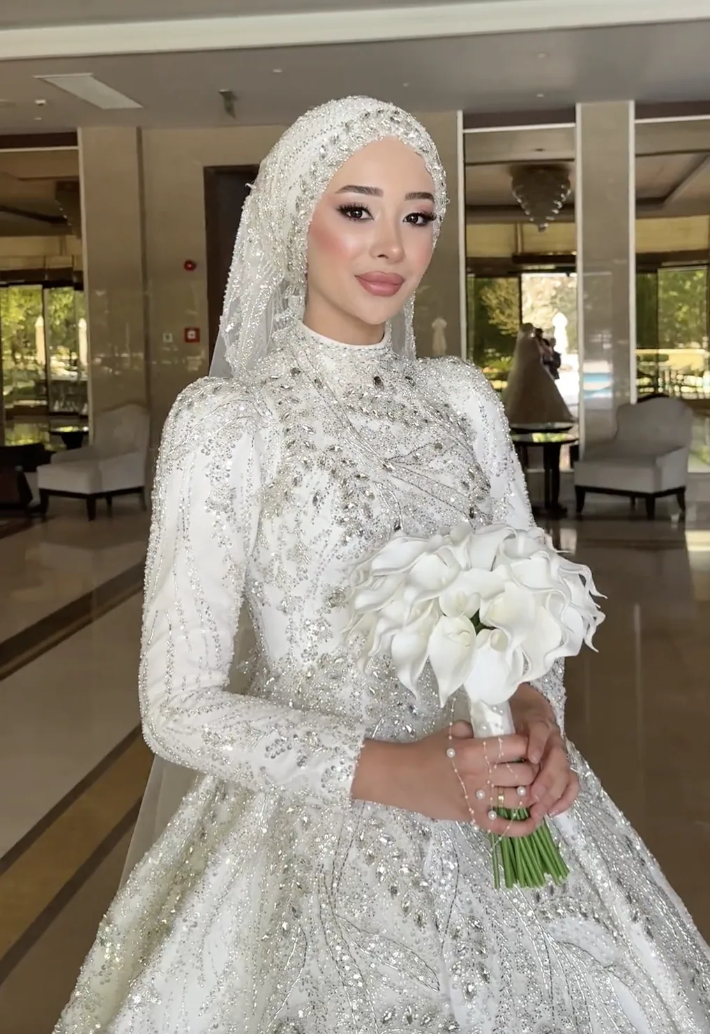 فستان زفاف محتشم بزخارف زهرية كثيفة